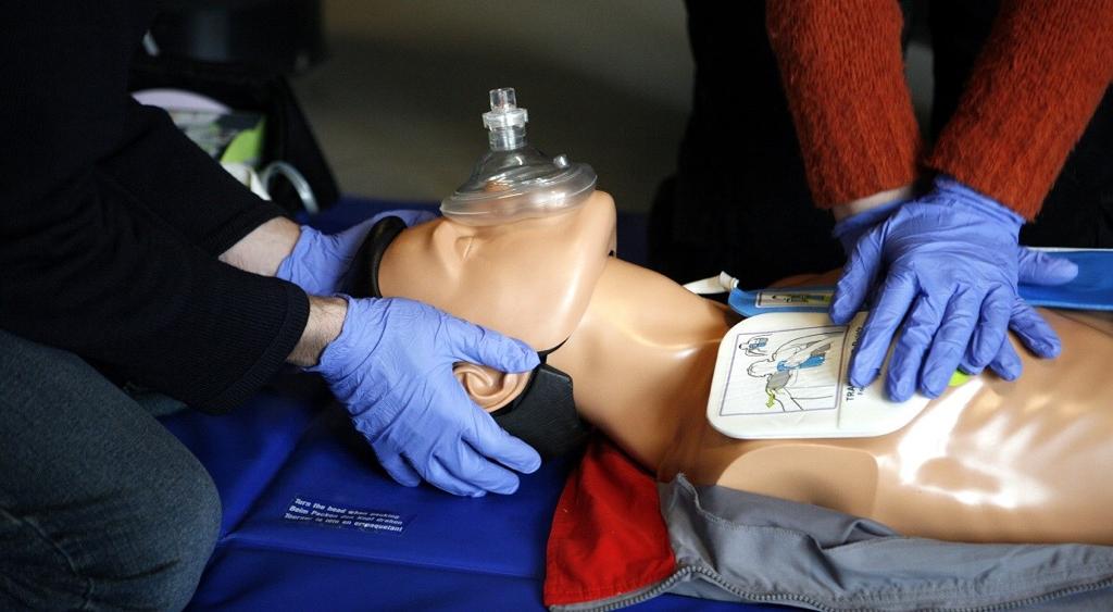 CPR (دو نفر همراه با آمبوبگ)